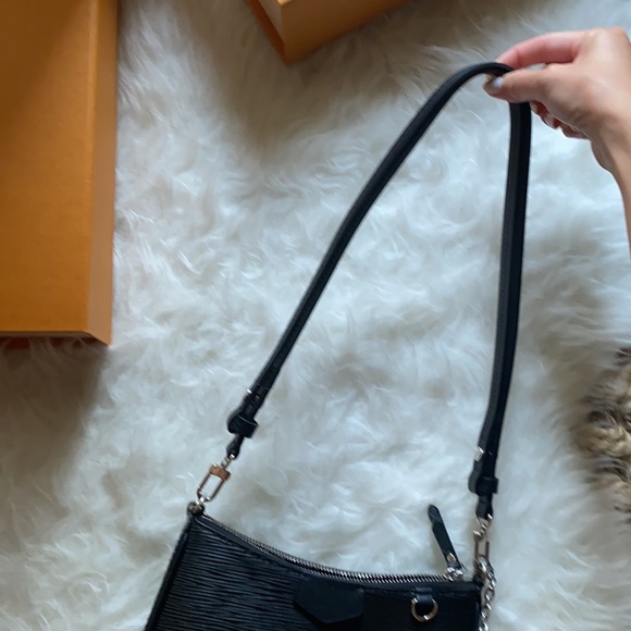 Louis Vuitton Easy Pouch on Strap - Picture 10 of 11